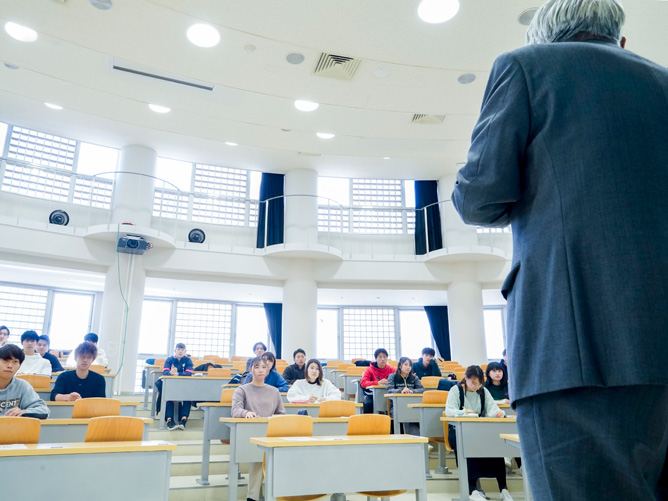 ＜大講義室＞（磐田キャンパス）200名もの学生が一度に講義を受けられる大講義室。開放感のある空間で、集中して受講できます。 