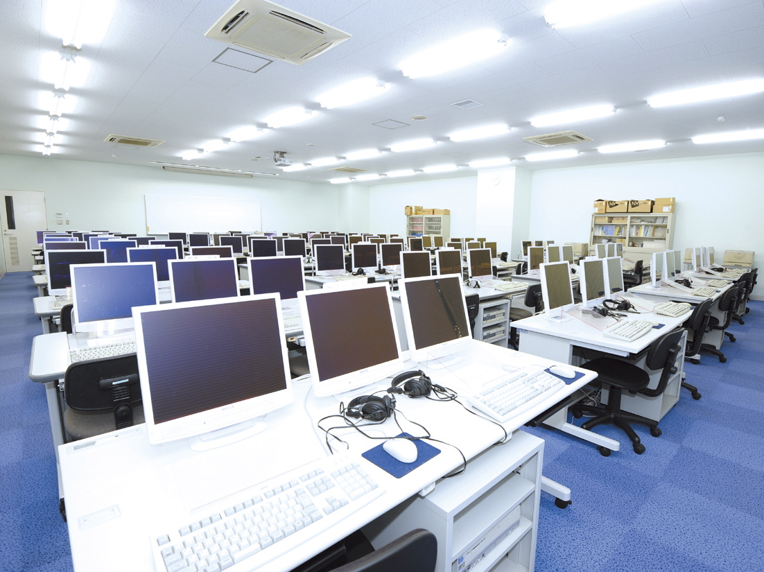 【宮崎キャンパス(1号館)】情報処理演習室。オフィスソフトはもちろん、専門ソフトも使用できるパソコン室。