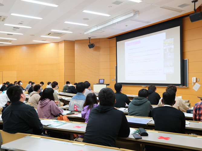 ＜ウィステリアホール＞（藤枝キャンパス）座席数123席の視聴覚設備が整った大講義室。ノートPCを接続すれば学内ネットワークも利用できます。 