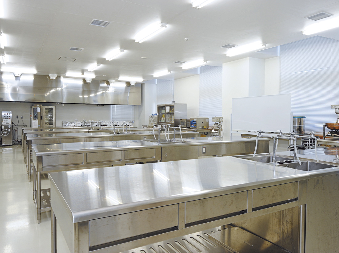 【宮崎キャンパス(1号館)】食品加工学実習室。管理栄養学科と食品開発科学科の学生が使用する実習室。