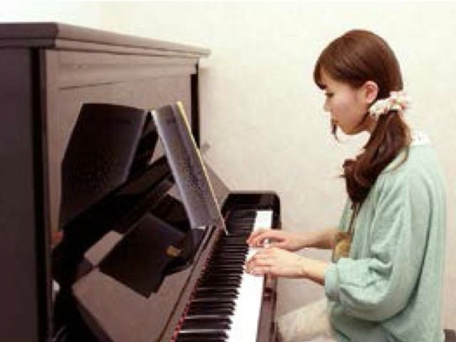 ピアノ練習室：防音設計の個室になっているので、まわりを気にすることなく練習に集中できます。