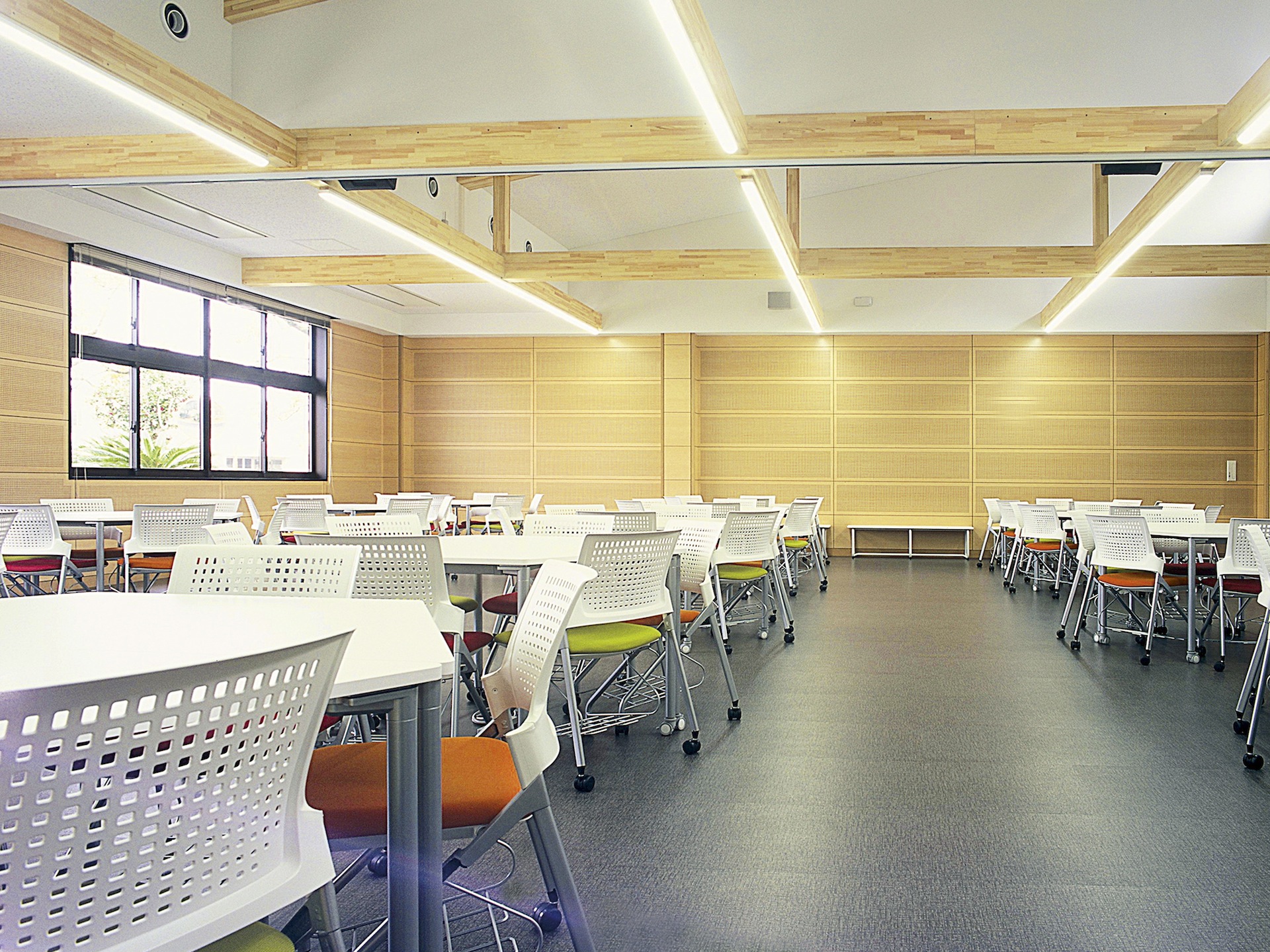 【宮崎キャンパス(ひなた館)】アクティブラーニングルーム。可動式のテーブル、椅子、ホワイトボードを備え、学習スタイルに合わせてレイアウトを変更できる学習空間。