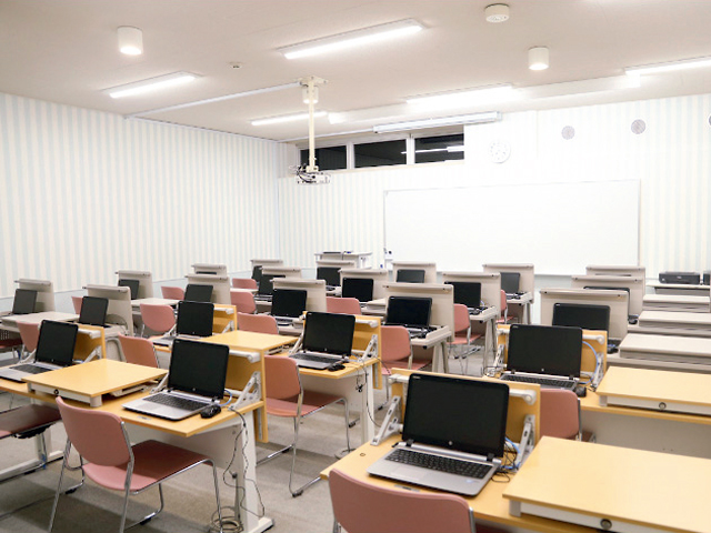パソコンの授業時以外にも、就職活動や行事の資料作成等で利用できるパソコンルーム。