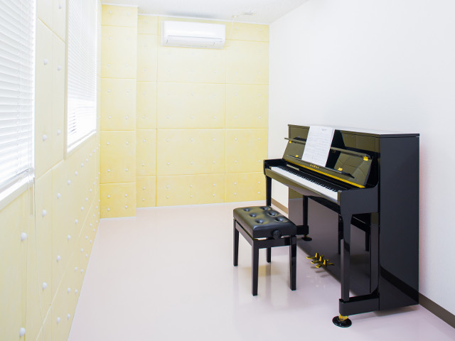 【ピアノ練習室（こども未来学科）】　個室のピアノ練習室があります。放課後などの空き時間は自由に使えますので、ピアノを習ったことがない人も安心です。