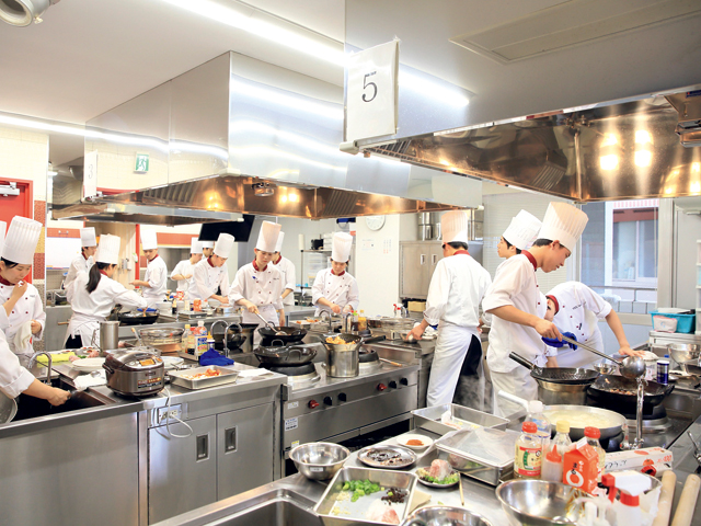 プロの厨房と同じ設備の中国料理実習室。