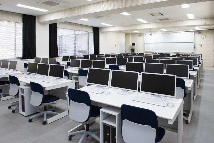 演習室：パソコンが設置された教室です。授業で使用していない時間は、自由に利用することができます。