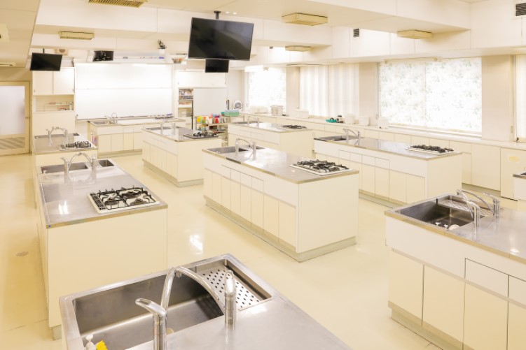 【調理実習室】12台の実習台を備えた明るく清潔な調理実習室。充実した設備で、楽しく快適に料理を作ることができます。