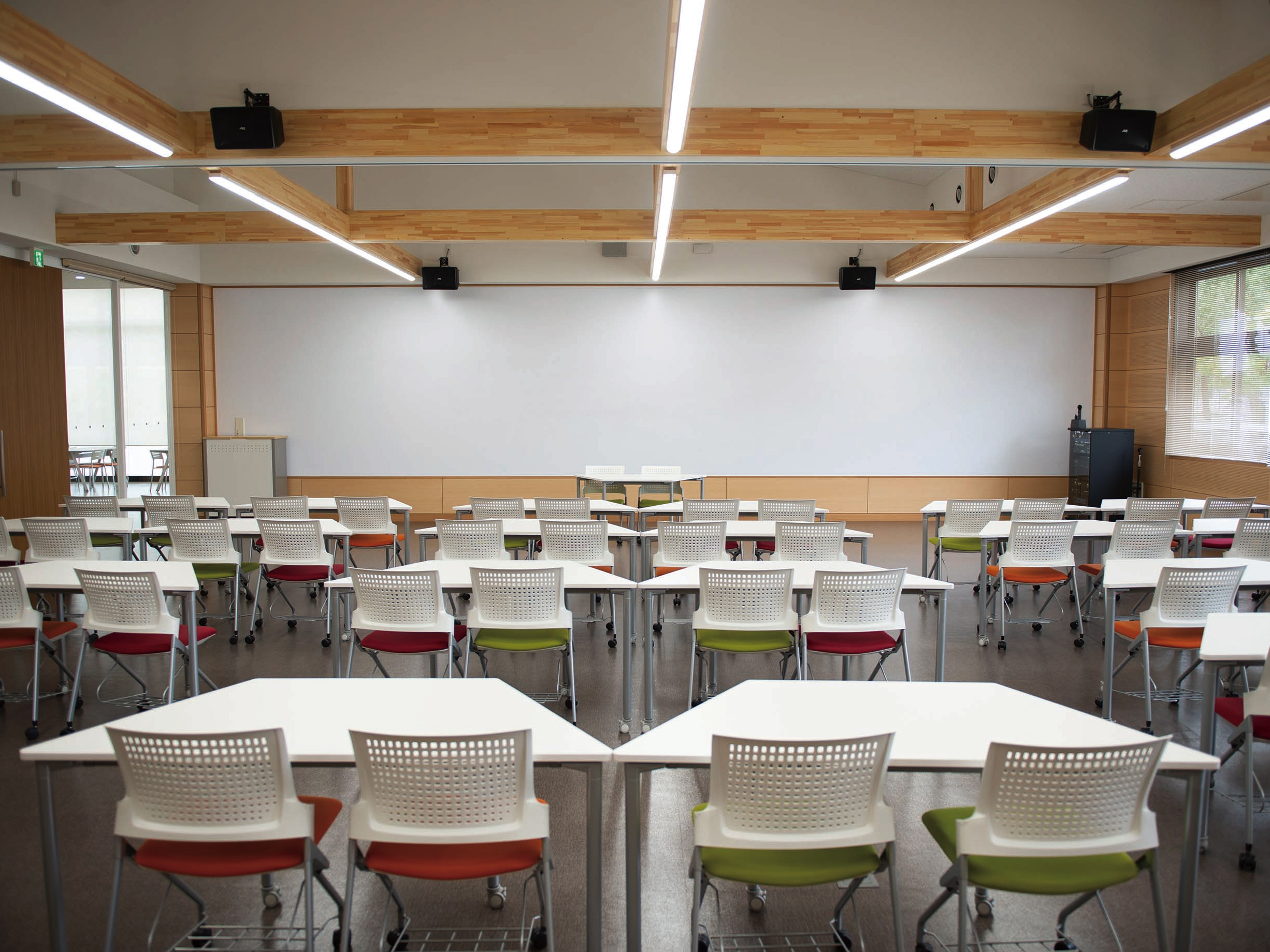 【新校舎「ひなた館」】アクティブラーニングルーム。可動式のテーブル、椅子、ホワイトボードを備え、多様な学習スタイルに合わせてレイアウトを変更できる学習空間。