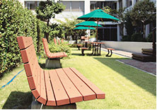 ガーデンテラス：ベンチやパラソルつきテーブルがあるオープンカフェ風のテラスです。休み時間の学生の休憩ポイントになっています。