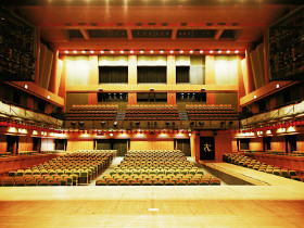 【京都芸術劇場（春秋座）】日本の高等教育機関ではじめて実現した大学運営による本格的な劇場。現代の多様な舞台芸術を幅広くカバーできる設備を誇っています。