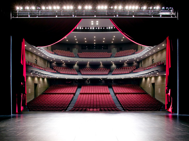 テアトロ・ジーリオ・ショウワ：最新鋭の施設と機能を誇る馬蹄形客席の劇場。オペラ、バレエ、ミュージカル等多様なパフォーミング・アーツの発信地となっています。