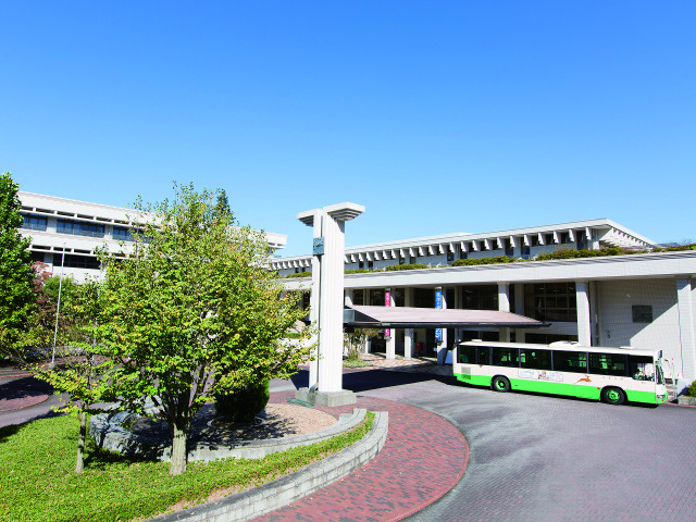 東生駒キャンパス構内にはバス停があり、最寄り駅の近鉄「東生駒」駅までたったの5分。通学に大変便利です。