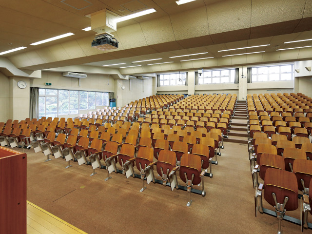 【たちばなホール】（静岡瀬名キャンパス）キャンパス最大のホール。記念式典や講演会などで使われます。音響設備も完備。申請により学生も使用できます。