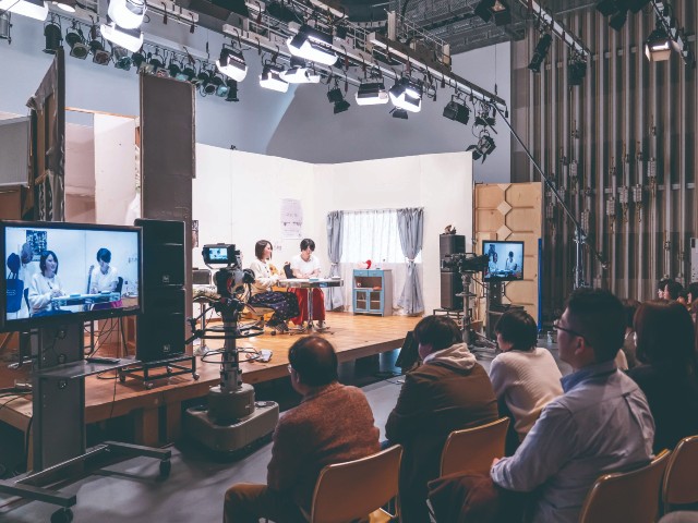 ●【テレビスタジオ】テレビ番組の制作や映像技術演習で利用する本格的なデジタルスタジオ。短大としては日本最高クラスの設備が整っています。
