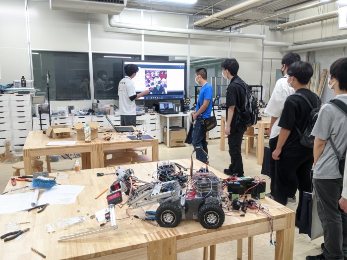 この「機械工学科共通実験室」は、ロボットの組立・動作制御のプログラミングを始め、機械工学科の様々な分野を学べる設備がそろう大実験室です！