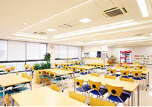 学生食堂：約300席ある学生食堂はランチタイムに大賑わい。日替わり定食から単品メニューまで充実がうれしい！