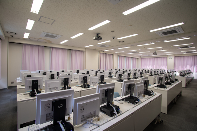 コンピュータ室：パソコンが100台設置されており、授業時間以外にはレポート作成等で利用することができます。