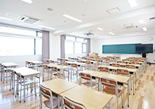 小学校実践室：小学校の教室をイメージして造られており、各教科の模擬授業や実践学習が可能です。