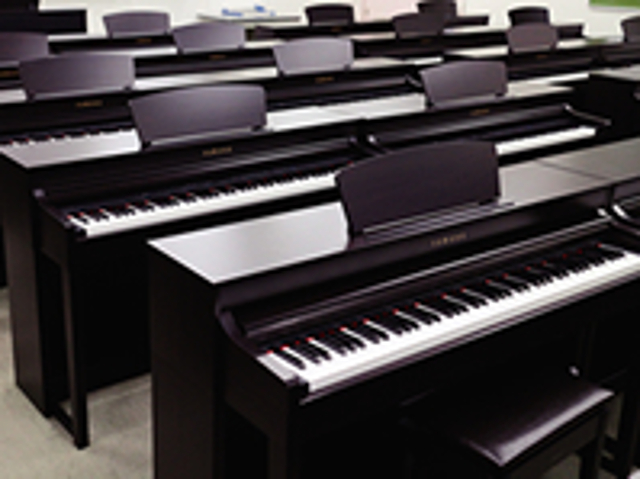 【ML教室】43台の電子ピアノが設置されており、昼休みや放課後など授業以外の時間でも自主練習ができます。