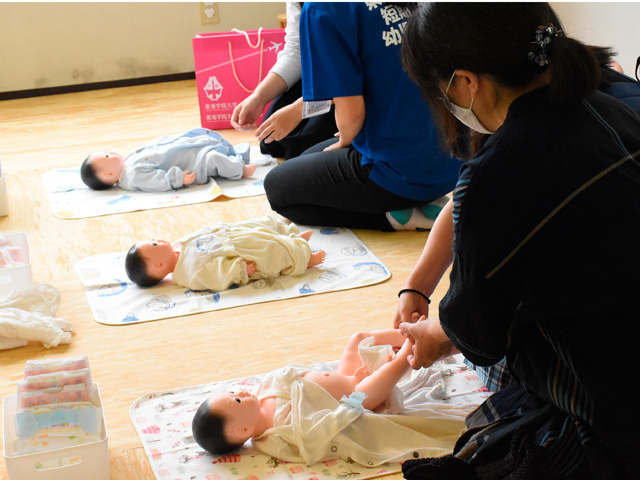 【保育実習施設　おねむの部屋】乳児の人形を使用し、保育実習が可能。おむつ交換や乳児の抱き方等を学びます。