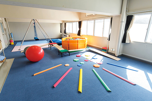 作業療法実習室：作業療法の小児領域に関して実習を行う教室。カラフルな遊具が揃っています。