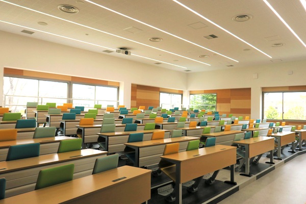【講義室】講義室は全部で5つ設置。授業はもちろん、視聴覚教室としても活用されています。