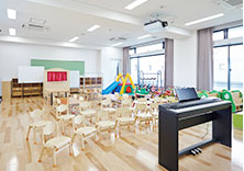 保育実践室：幼稚園や保育所の保育室をイメージして造られており、模擬授業はもちろん保育室内の環境設計なども学べます。