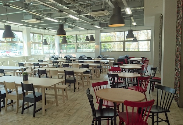 【ラウンジ】オシャレなカフェやレストランを思わせるラウンジは、ランチはもちろんのこと、学生同士や教員との交流の場としても活用されています。