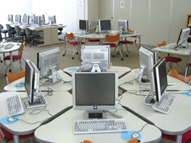 「情報センター（フリーエリア）」いつでもパソコン＆インターネットの利用が可能で、授業で使用するパソコン教室と同じ環境で自習ができます。
