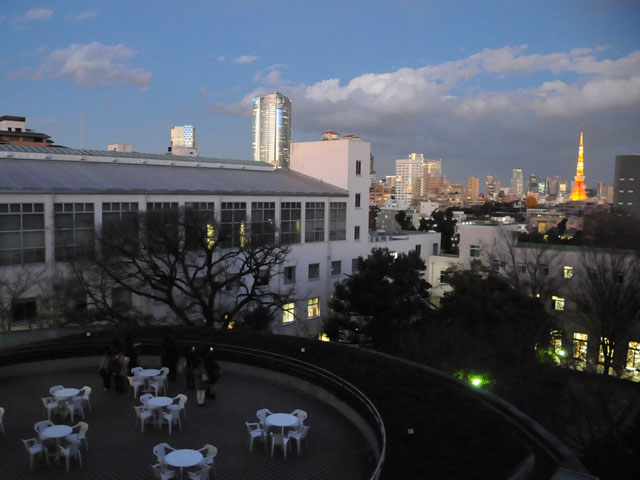 【テラス】美しい夜景も楽しむことができる、聖心女子大学の人気スポットの一つです。
