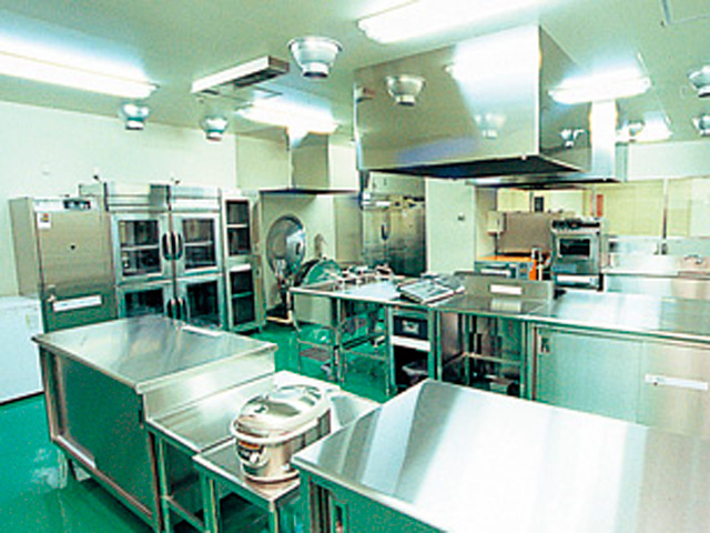 給食経営管理実習室：健康栄養学部の授業で使用される、特定給食施設で使用する設備機器を配置