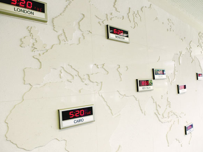 世界10都市の時刻がひと目でわかる世界時計（国際関係学部）