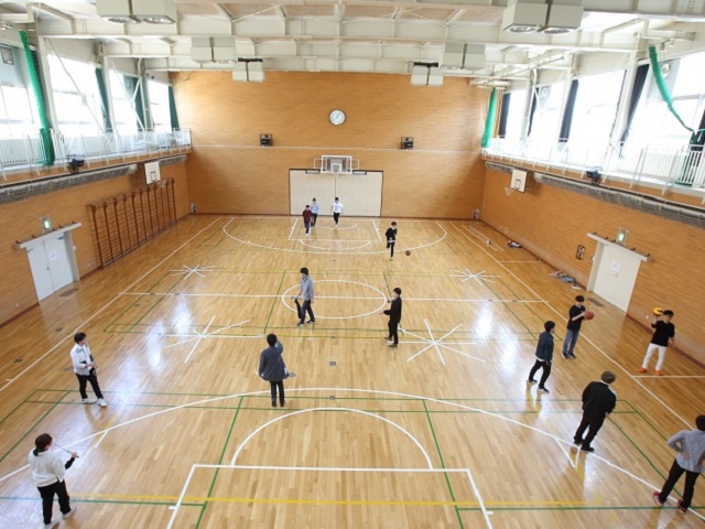 体育館：空き時間や休み時間に学生どうしで自由に、またバスケットボールやバレーボール、バドミントンなど各種サークルの活動拠点としても利用されています。