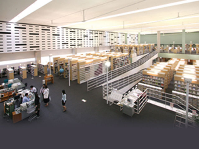 約25万冊の蔵書がある図書館は、車椅子の方や弱視の方にも安心して利用していただけるようバリアフリーに配慮した設計となっています。