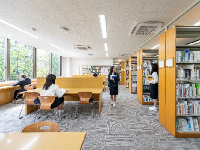 壁面をガラスに囲まれた明るく開放的な「図書館」。専門書の割合が高く、本学の専門教育や国家試験対策に有用です。関連施設の医科大学、医療福祉大学の図書館も利用可能。