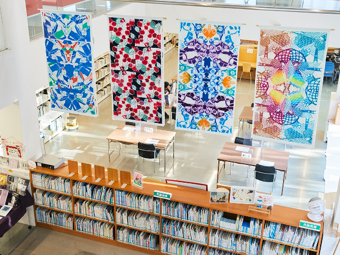 芸術・デザイン関連書を中心に約12万冊が揃う附属図書館。制作のヒントを探しに多くの学生が利用しています。