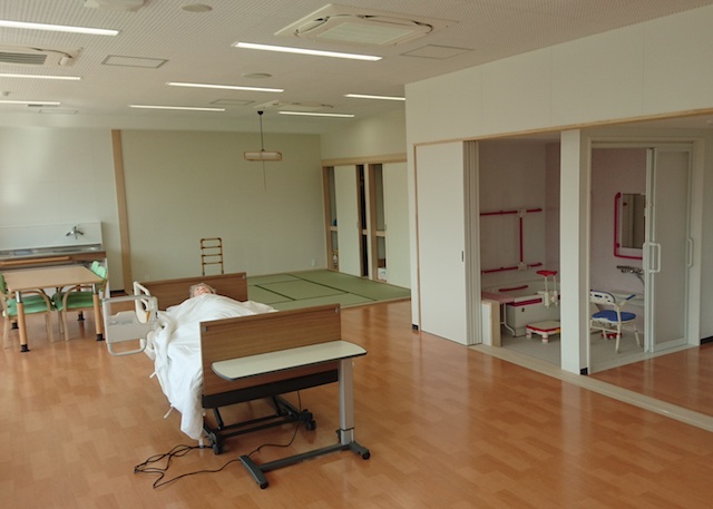 【在宅看護実習室】一般住宅をイメージした実習室。高齢者の在宅看護実習に活用されています。