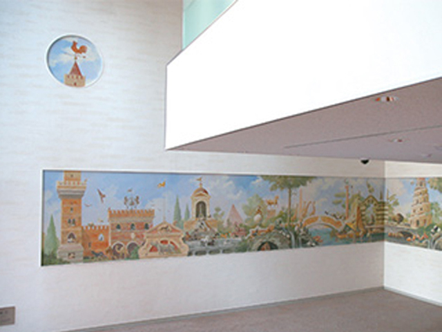 【アートのあるキャンパス～ Renaissance Zoo～】エントランスの壁画には野生動物とコンパニオンアニマルが調和する、想像上のルネッサンス動物園が描かれています。