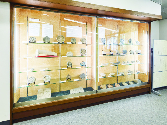 貴重な考古資料を所蔵する附属博物館。学芸員資格取得のための実習も行う。（東生駒キャンパス）