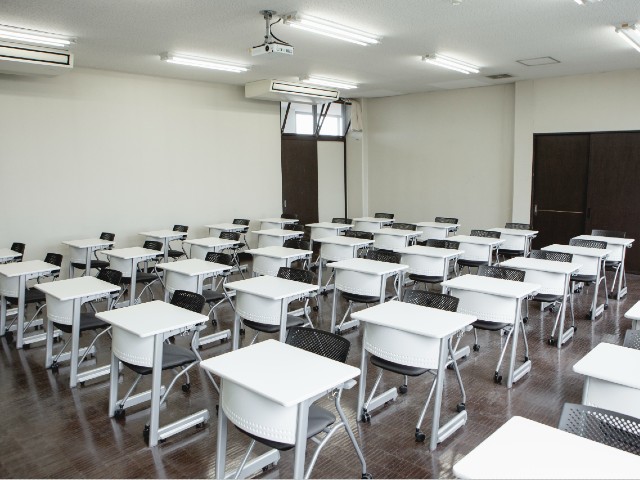 401教室：本館にある少人数向けの講義室です。その他、人数に応じて学べる講義室が揃っています。