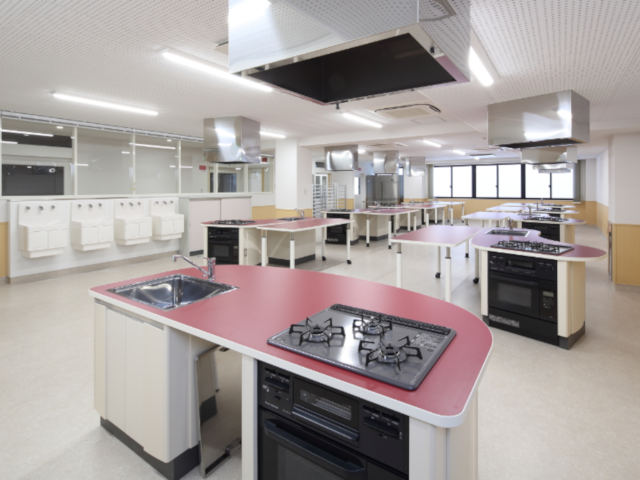 調理実習室：調理操作における食品の科学的変化や調理技術について学びます。