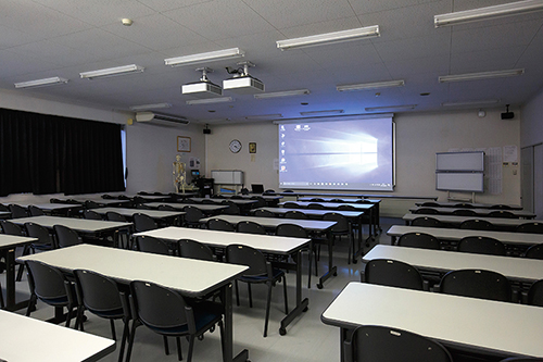 大講義室：授業動画配信システムが設置されています。