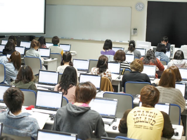 情報処理室：授業以外も開放しているため、自由にパソコンを利用できます。校内には無線LANのアクセスポイントが設置されており、学内に持ち込んだパソコンも利用可能。