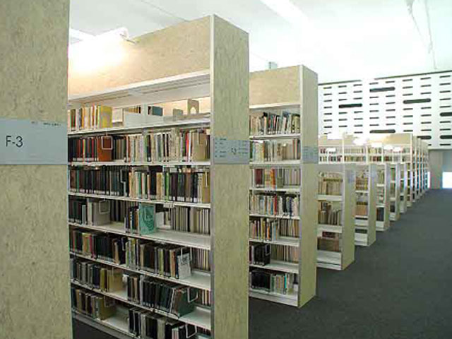 作新学院大学の図書館