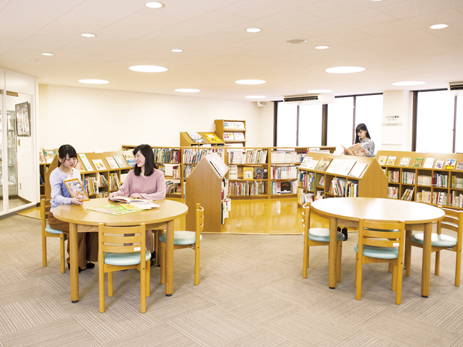 埼玉東萌短期大学の図書館