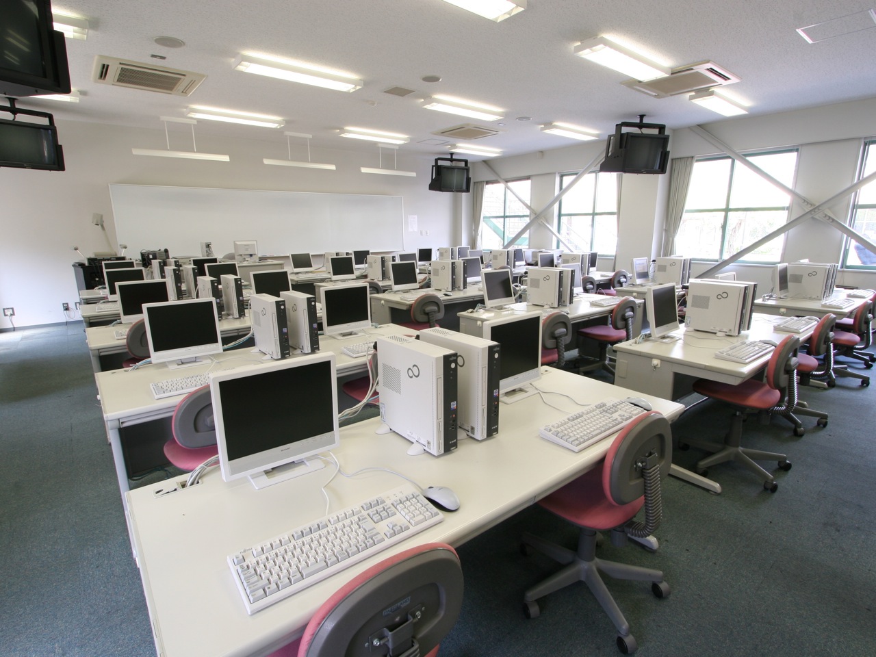 マルチメディア教室：ズラリと並んだパソコン。ここはコンピュータの学校かと見間違うばかりです。学生はいつでも自由に使うことができます。