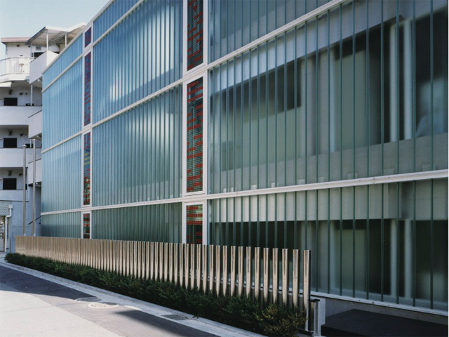有名建築デザイナー高松伸氏がデザインした校舎（4号館）。全面ガラス張りのスタイリッシュな外観です。