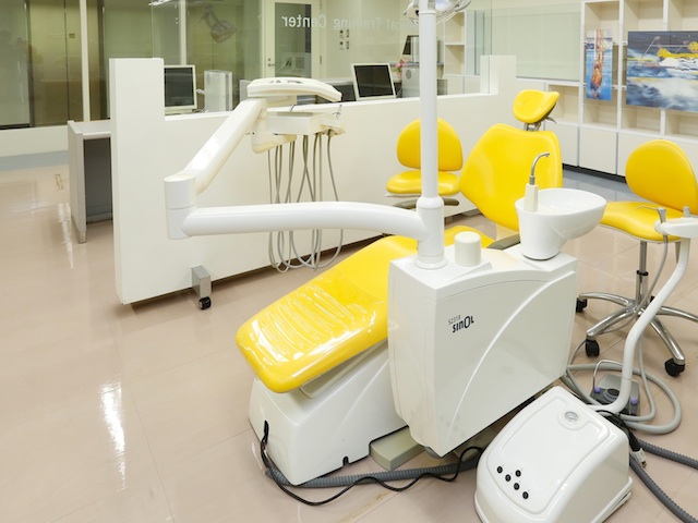 歯科実習ブース。歯科診療台を使って、ライトの当て方、診療台の操作方法などをマスターします。