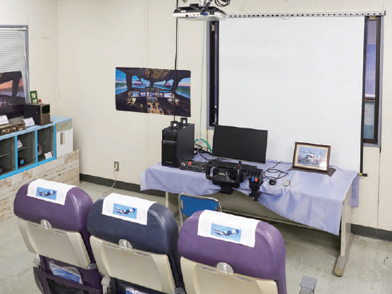フライトシミュレーター室：模擬飛行・操縦装置（フライトシミュレーター）とプロジェクターを使用して、模擬飛行を体験する教室です。