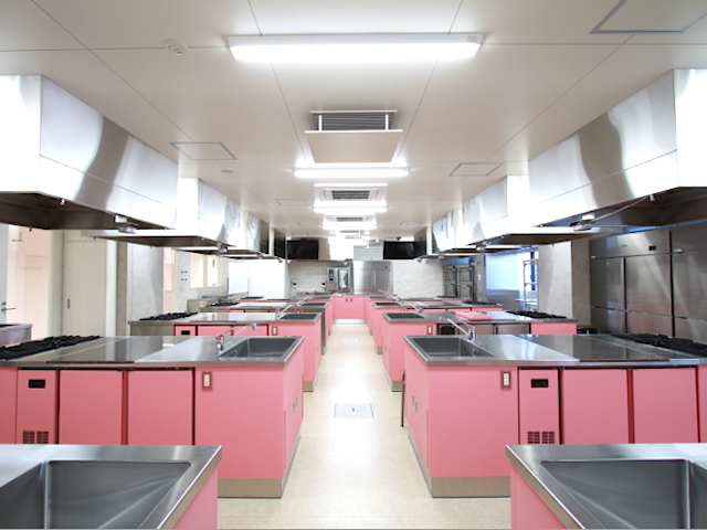 製菓調理実習室：製菓と調理両方に対応した実習室。コース料理からデザートまで対応できる設備です。